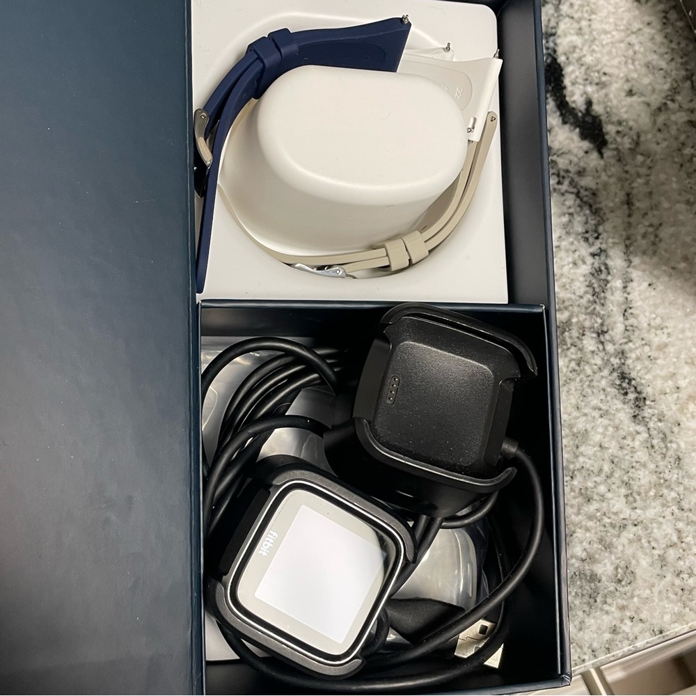 Fitbit Versa bundle - Picture 4 of 4